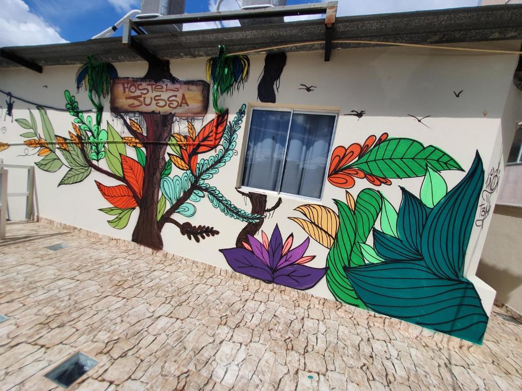 um mural pintado na lateral de um edifício em Hostel Jussa em Belo Horizonte