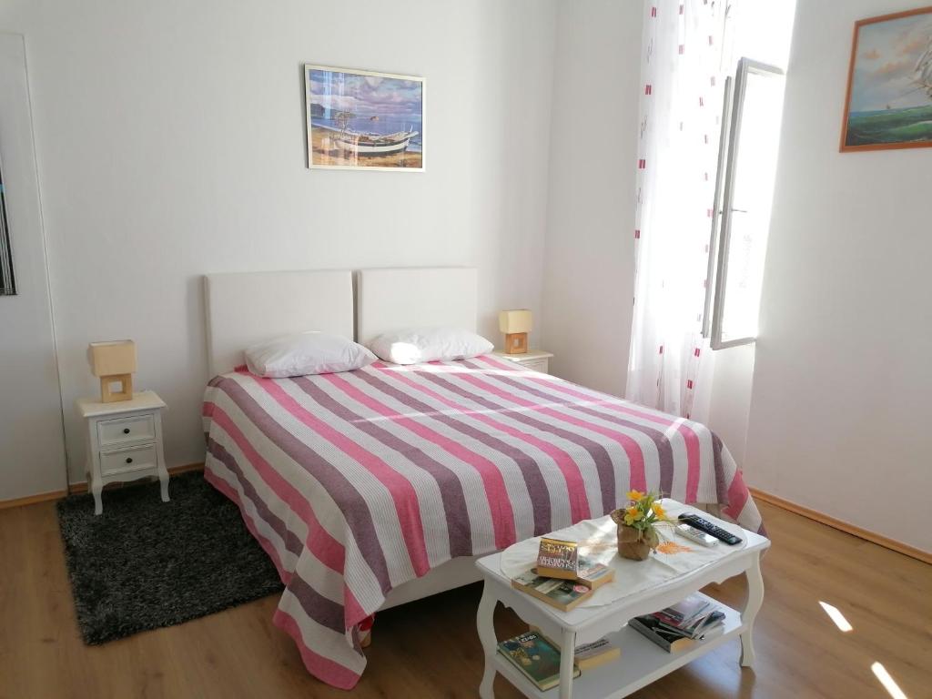 Posteľ alebo postele v izbe v ubytovaní Two-bedrooms apartment with balcony and sea view,near Old town