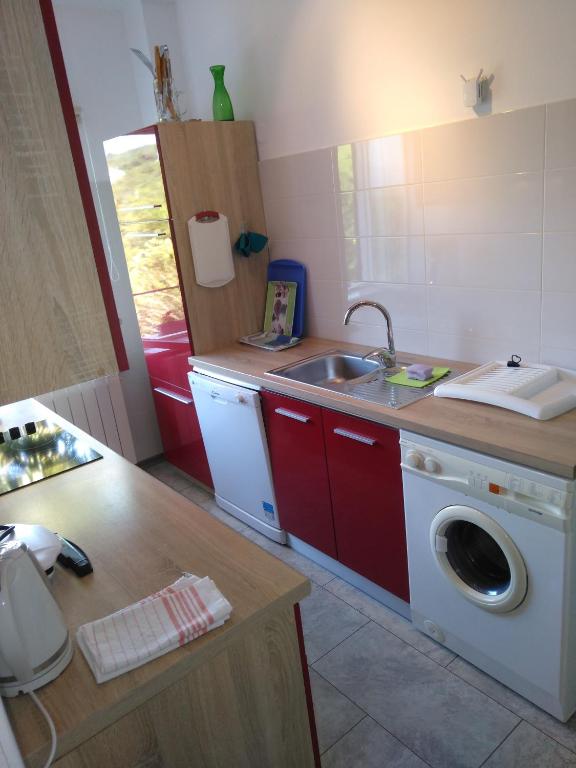 Kuchyňa alebo kuchynka v ubytovaní APARTMAN VIDA 2
