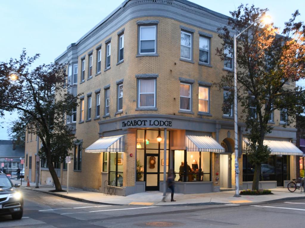 un bâtiment en brique situé dans une rue avec un magasin cible dans l'établissement The Cabot Lodge, à Beverly