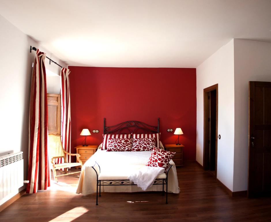 A bed or beds in a room at Hotel Rural El Salero