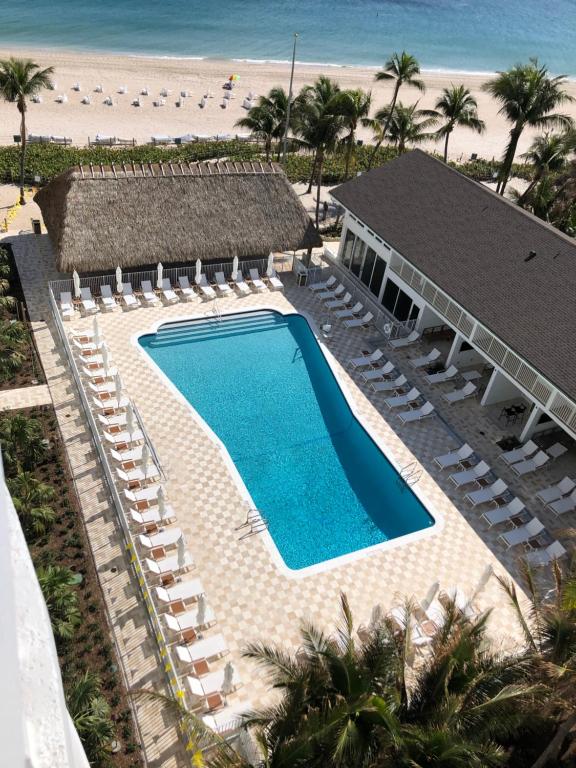 vistas a la piscina y a la playa en Beachcomber Resort & Club, en Pompano Beach