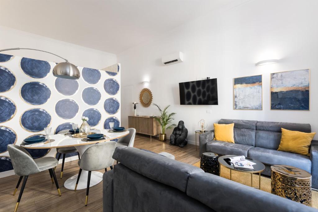 ein Wohnzimmer mit einem blauen Sofa und einem Tisch in der Unterkunft Lovely Rome Apartments in Rom