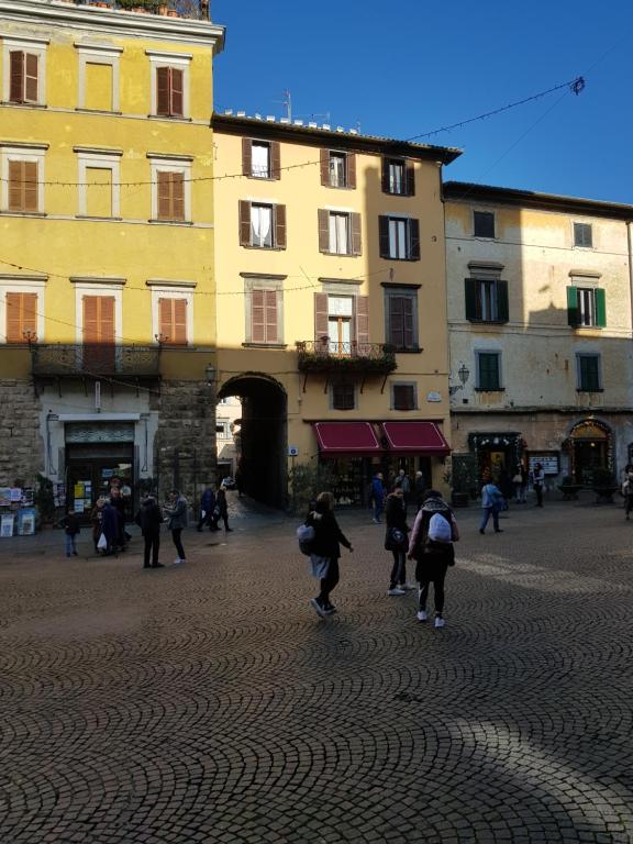 a group of people walking in front of a building at ...all'Archetto di Sant'Andrea......pieno centro in Orvieto