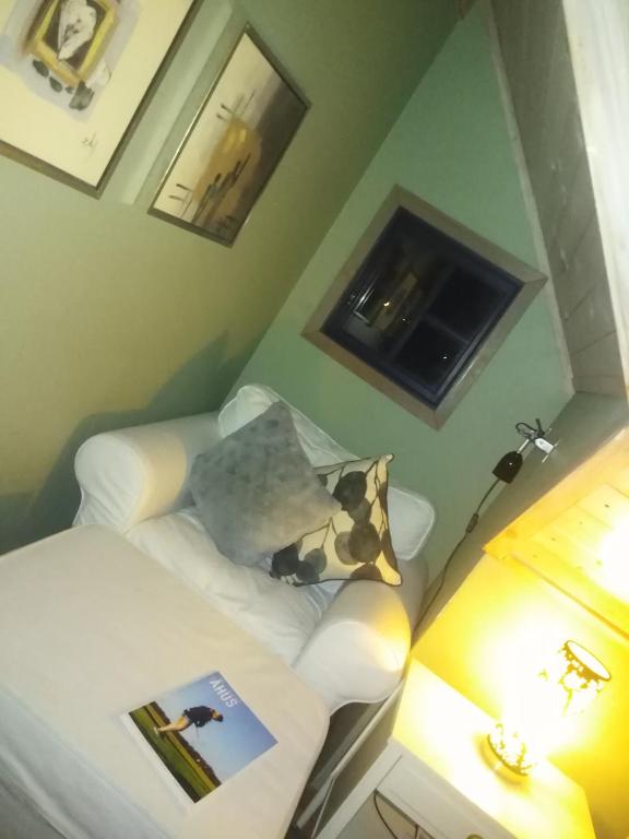 Postel nebo postele na pokoji v ubytování Roliga semestrar i Åhus!