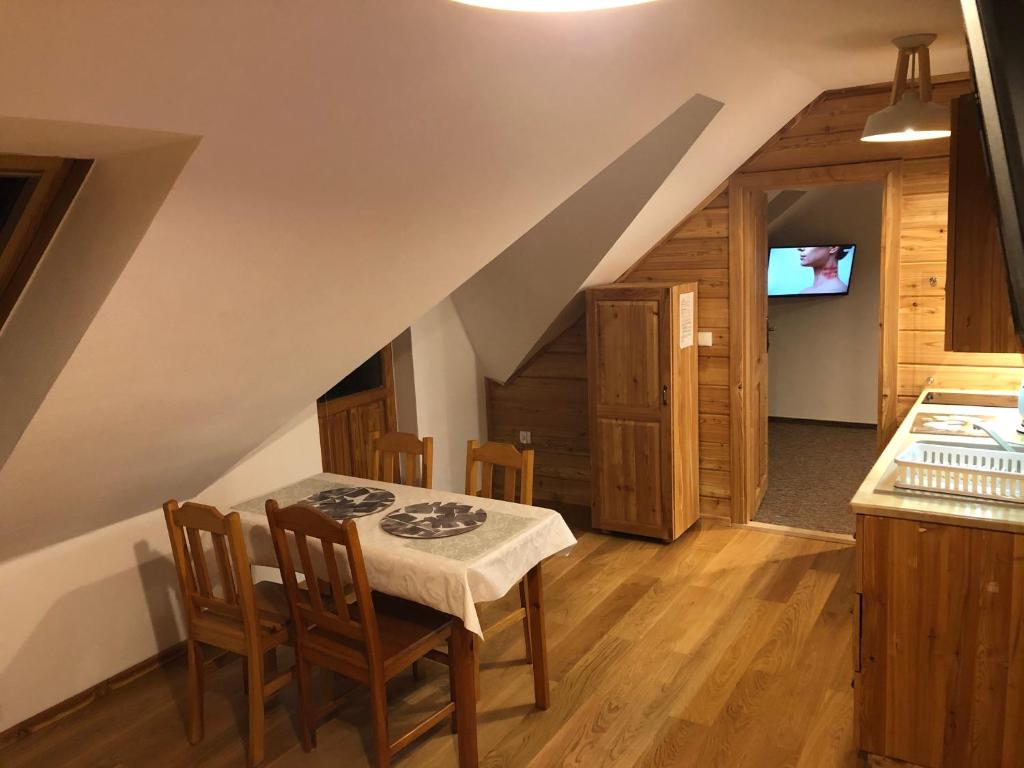 Telewizja i/lub zestaw kina domowego w obiekcie Apartamenty pokoje Nad Potokiem