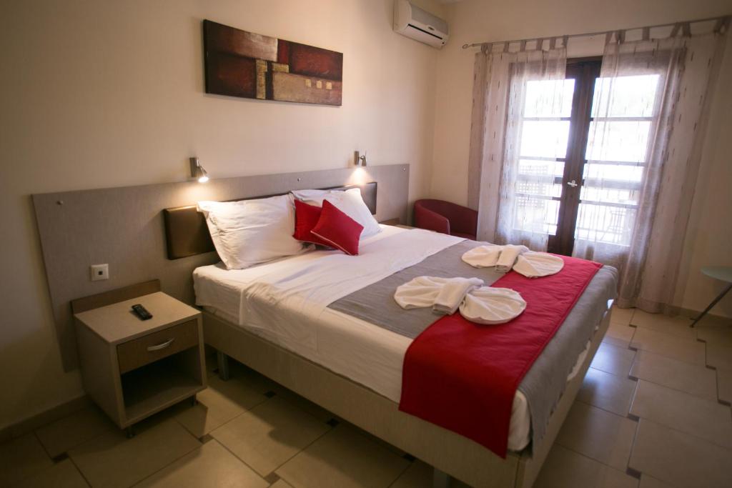 Postel nebo postele na pokoji v ubytování Avra Hotel