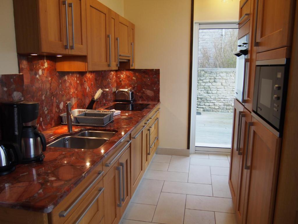 a kitchen with a sink and a counter top at Gites "Pieds dans L'Eau" ou "Plage" en FRONT DE MER à Asnelles , 3km d'Arromanches, 10km de Bayeux in Asnelles