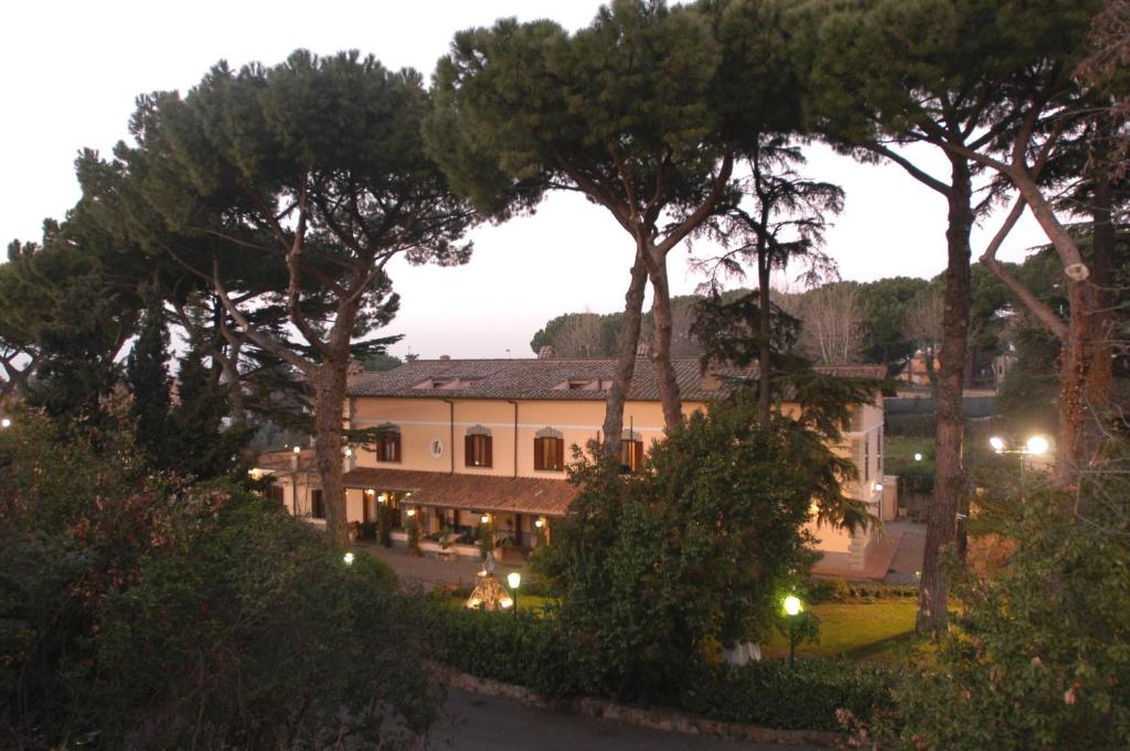 una vista de una casa con árboles delante de ella en Villa Icidia, en Frascati