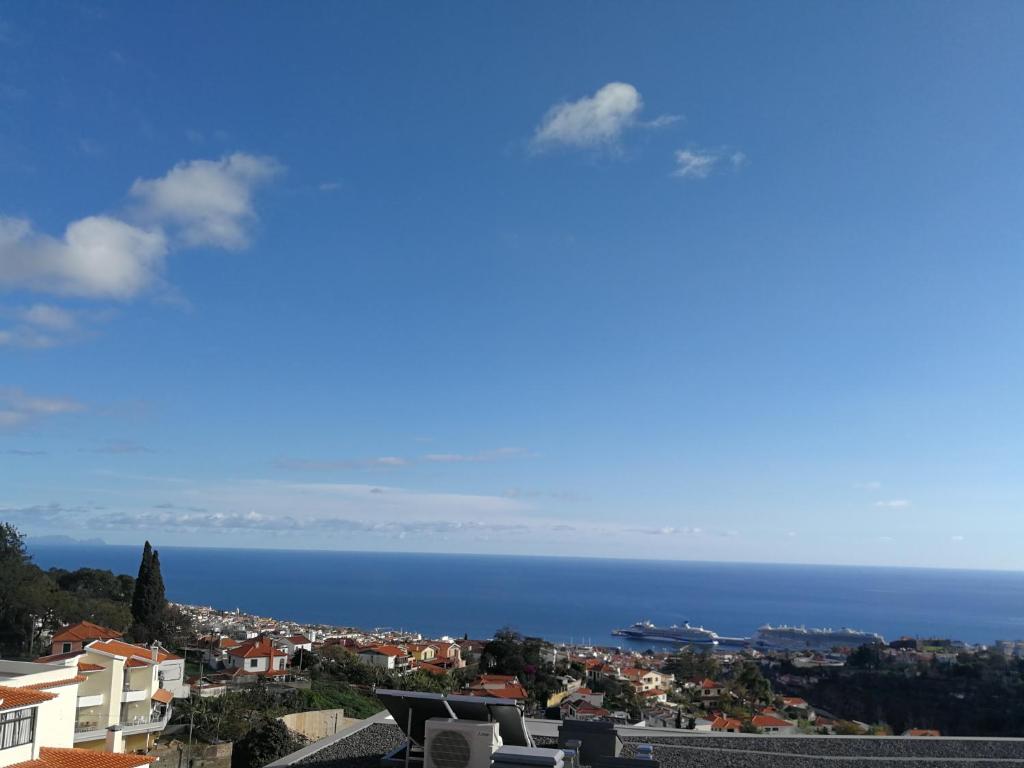 ein Dach mit Meerblick in der Unterkunft Casa do Imaculado in Funchal