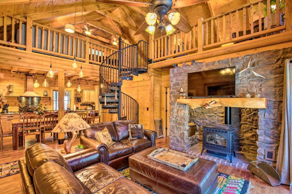 Luxury Mountain Cabin with Furnished Deck and Views! - Housity