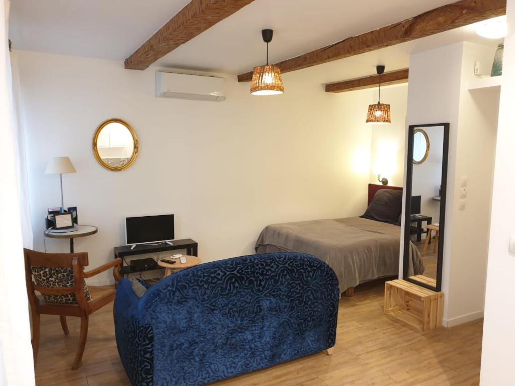 - une chambre avec un lit et une chaise bleue dans l'établissement studio près du vieux port et de la Canebière, à Marseille