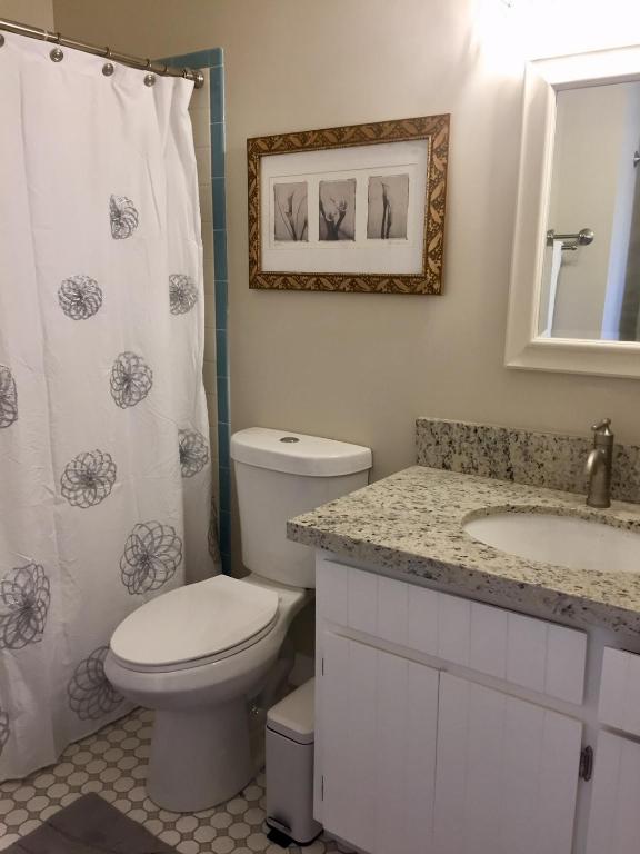 Koupelna v ubytování Bisbee Brownstone Suites