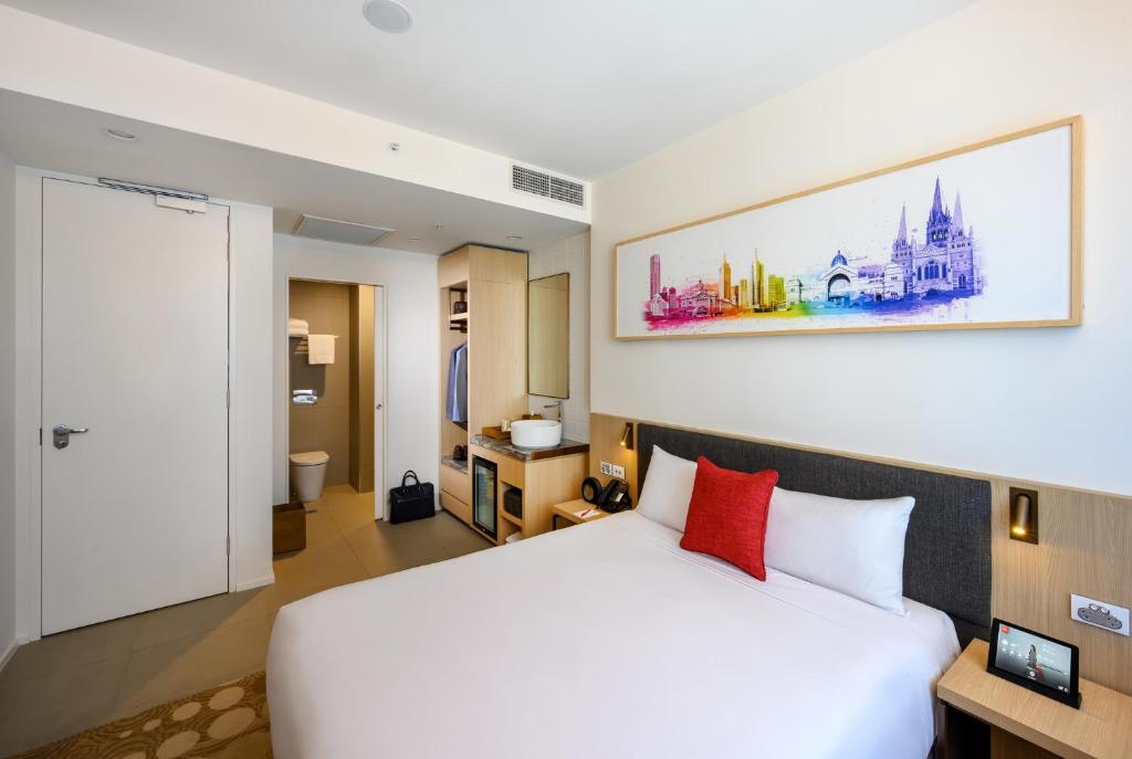 Postel nebo postele na pokoji v ubytování ibis Melbourne Central
