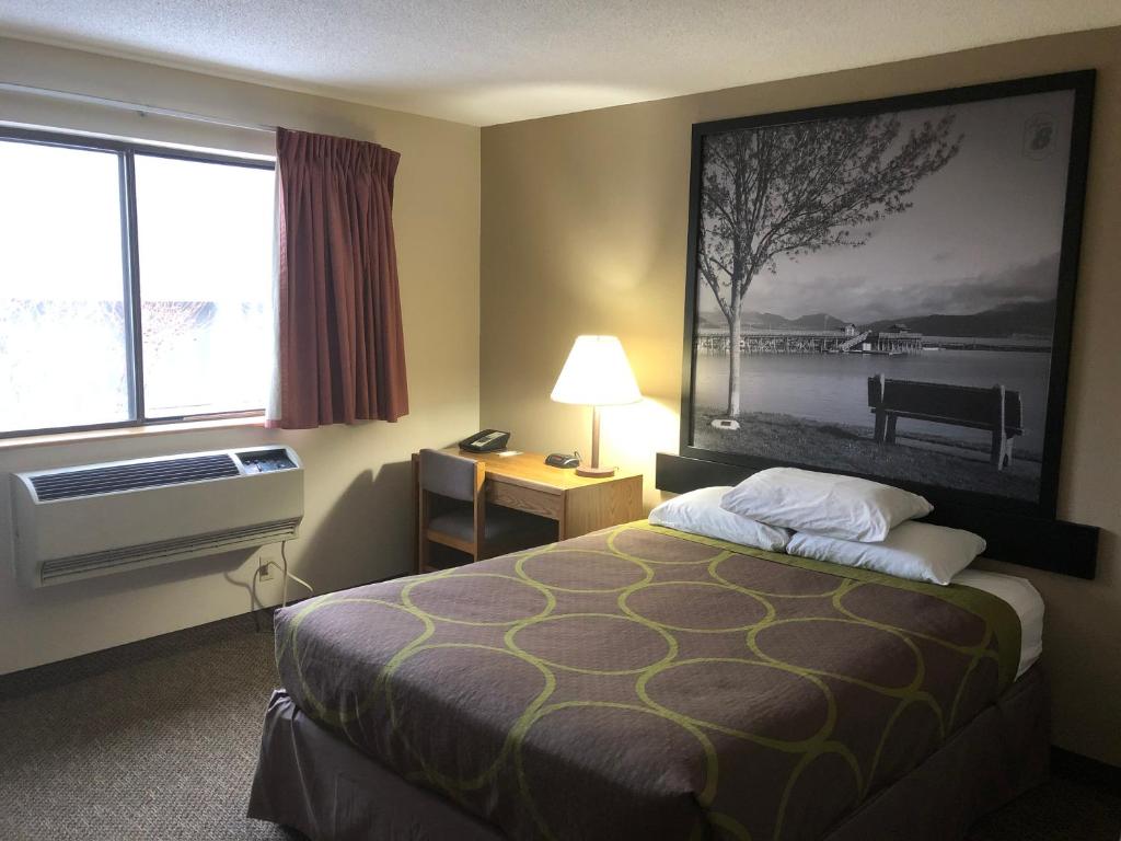 Postel nebo postele na pokoji v ubytování Super 8 by Wyndham Salmon Arm