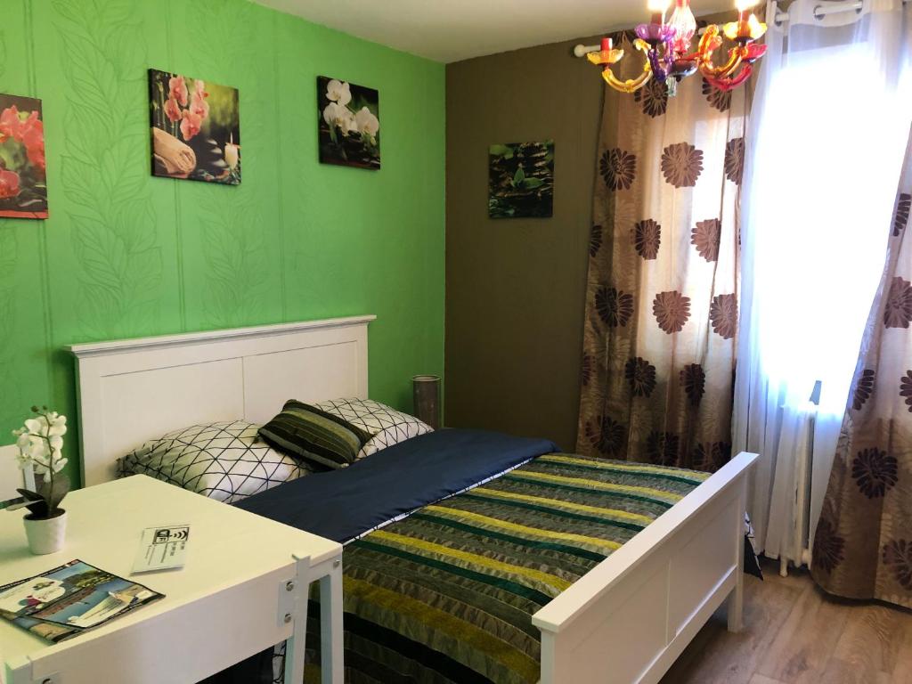 a green bedroom with a bed and a desk at Chambres privées Calais Ferry-Port-Place d&#39;armes in Calais