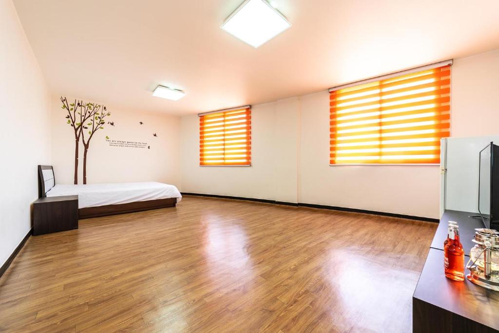 Kuchyň nebo kuchyňský kout v ubytování Hooni Guest House & Motel