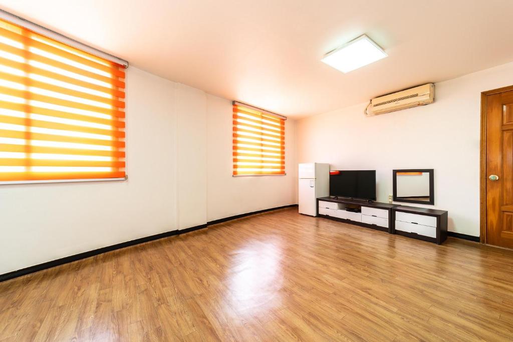TV a/nebo společenská místnost v ubytování Hooni Guest House & Motel