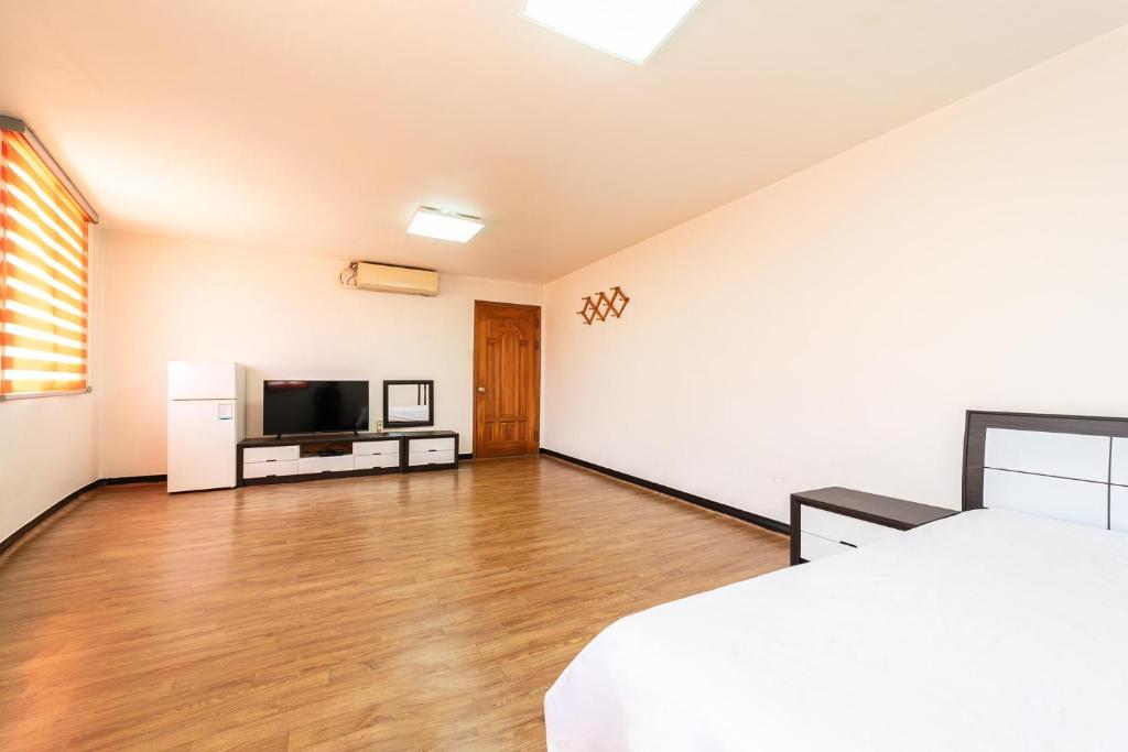 TV a/nebo společenská místnost v ubytování Hooni Guest House & Motel