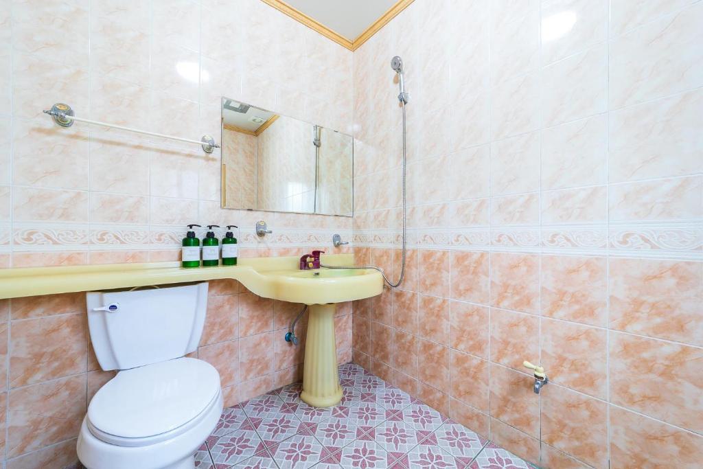 Koupelna v ubytování Hooni Guest House & Motel