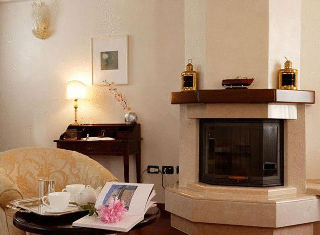 a living room with a fireplace and a table at La Rosa dei Venti in Venice