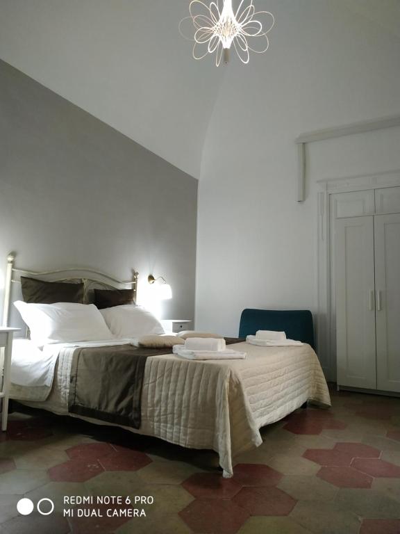 Postel nebo postele na pokoji v ubytování Le Suite del Teatro cucinino privato