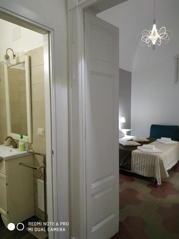 Postel nebo postele na pokoji v ubytování Le Suite del Teatro cucinino privato