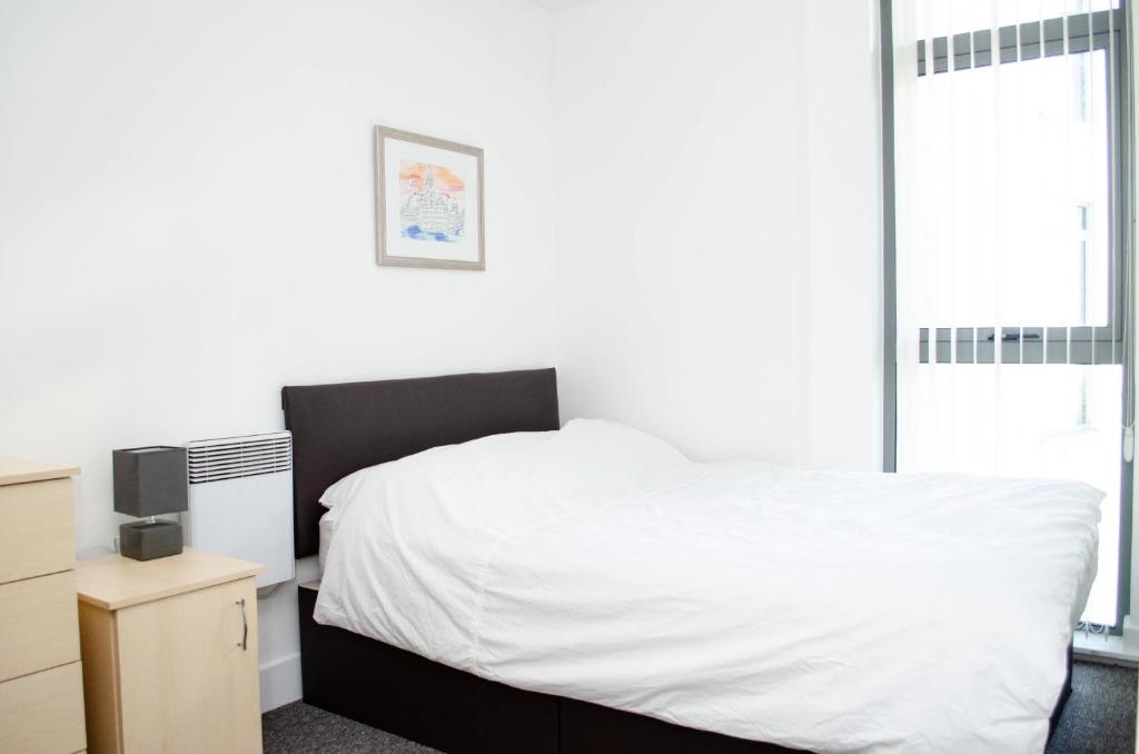 Serviced Apartment In Liverpool City Centre - Free Parking - 76 Henry St by Happy Days - Apt 22