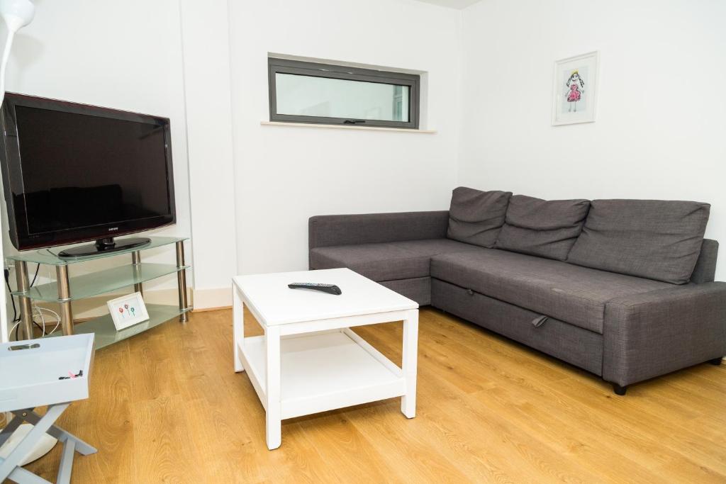 Serviced Apartment In Liverpool City Centre - Free Parking - 76 Henry St by Happy Days - Apt 47
