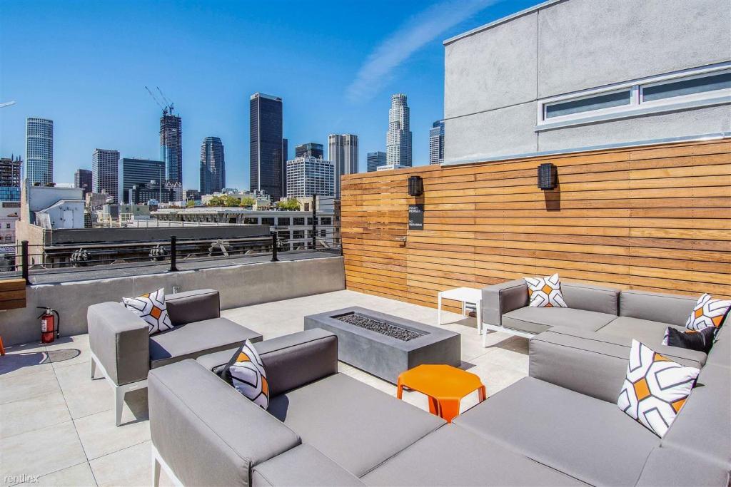 a rooftop patio with couches and a fire pit at Fashion Loft 2 bedroom Downtown in Los Angeles