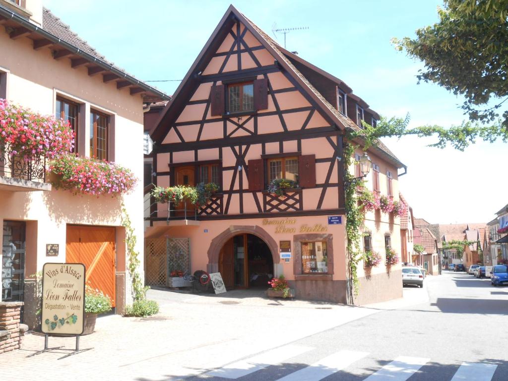 um edifício com um sinal em frente em Gite Ungersberg em Itterswiller