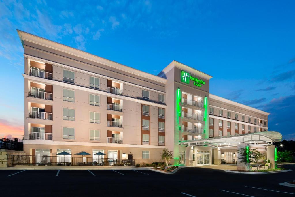 ArdenにあるHoliday Inn & Suites Arden - Asheville Airport, an IHG Hotelの夜のホテルの建物の描写