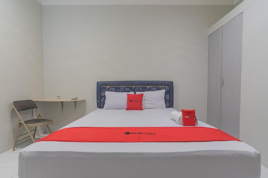 RedDoorz Plus at Bukit Cinta Street Balikpapan - Habitación Doble