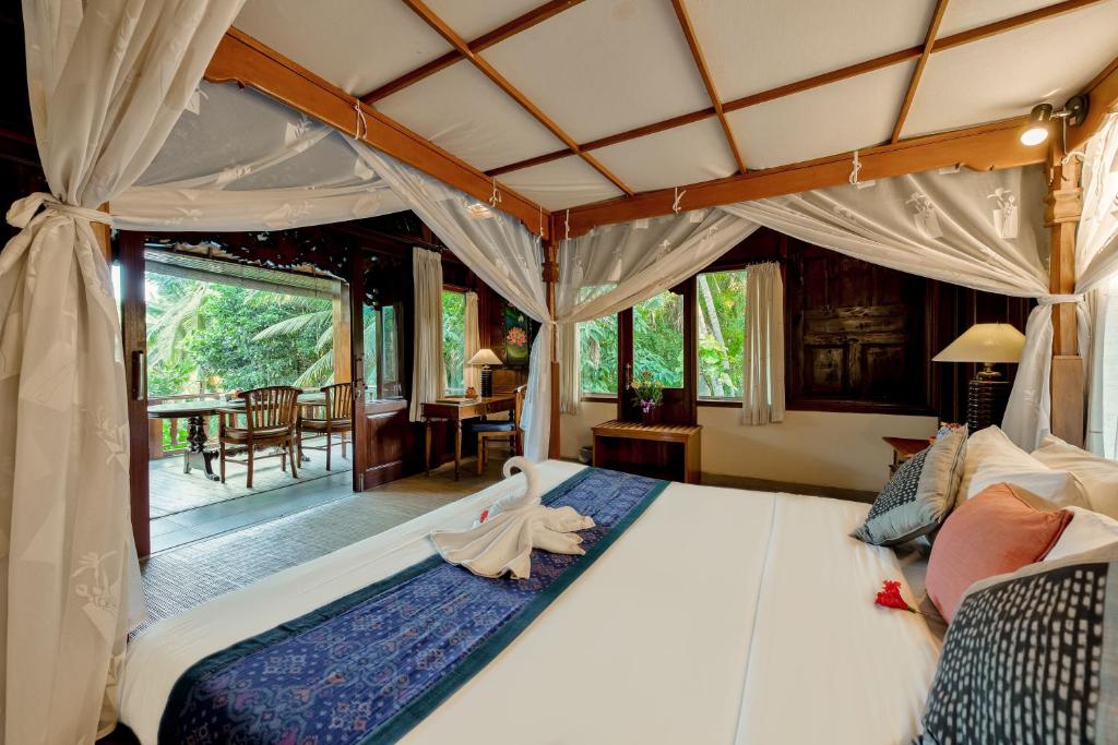 Postel nebo postele na pokoji v ubytování Kebun Indah Ubud