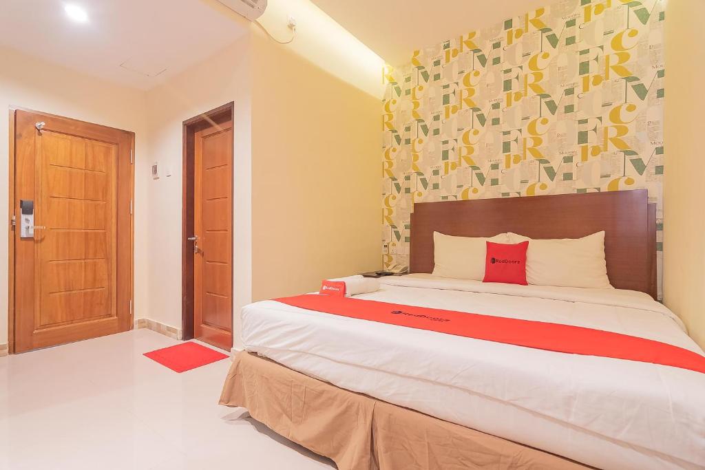 Un pat sau paturi într-o cameră la RedDoorz Plus @ Siradj Salman Samarinda