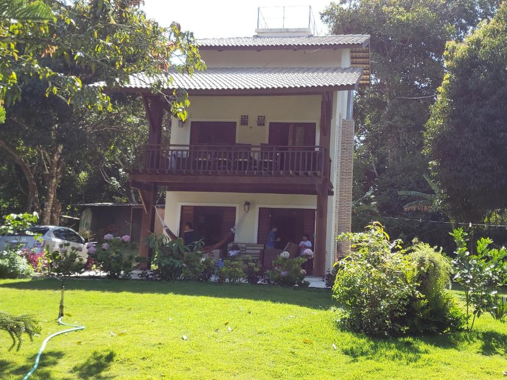 uma casa com uma varanda no topo de um quintal em Paraiso da Serra - Chale Suíço em Guaramiranga