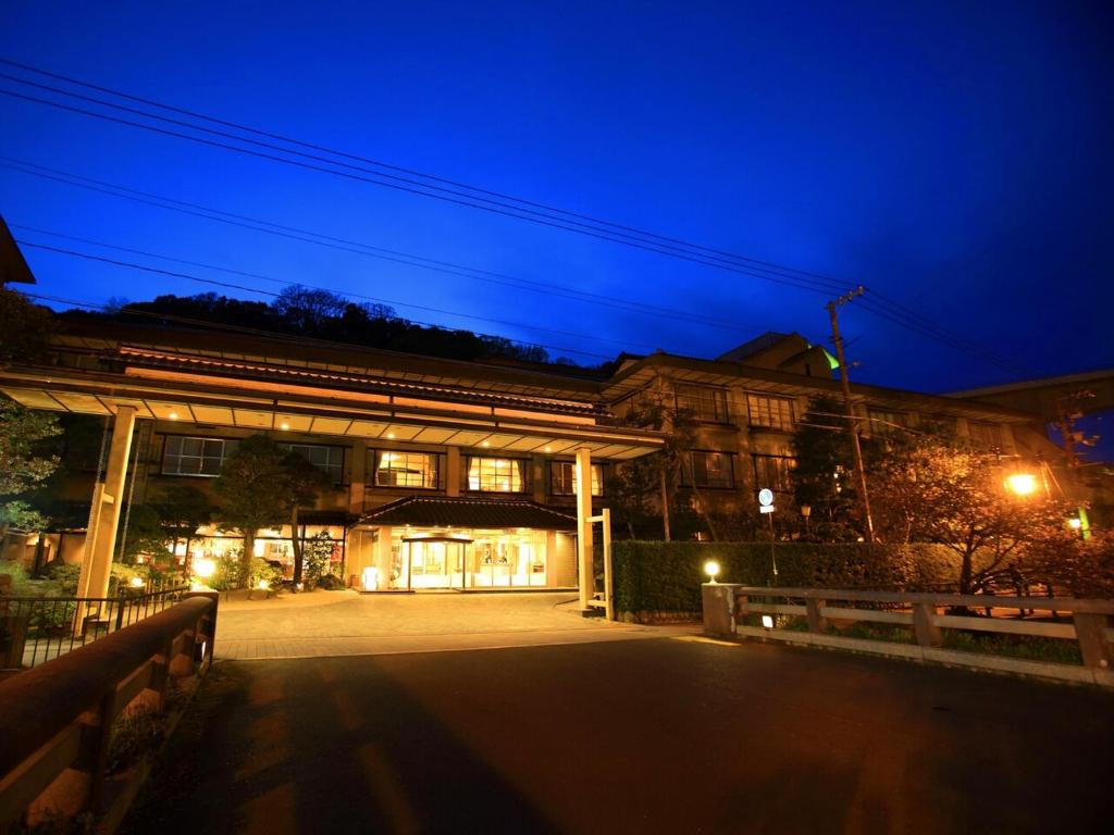 un edificio di notte con le luci accese di Tamai Bekkan a Matsue