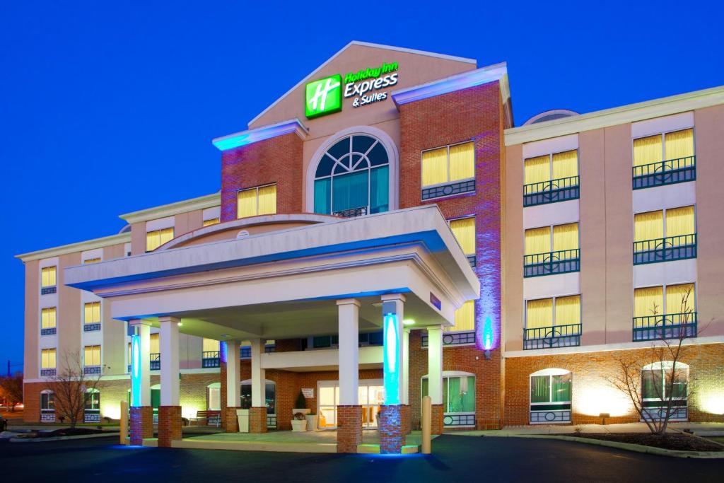 an image of a hotel building at night at Holiday Inn Express Hotel & Suites Woodbridge, an IHG Hotel in Woodbridge