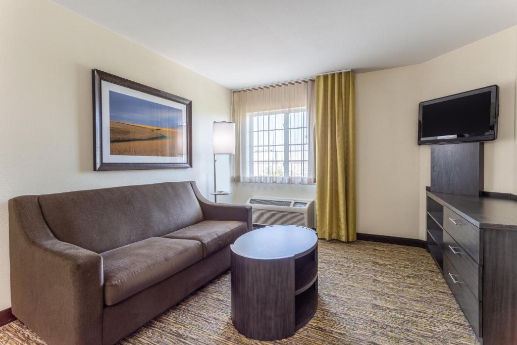 Candlewood Suites Aurora-Naperville by IHG - Queen Room With Hearing Accessible Roll-In Shower