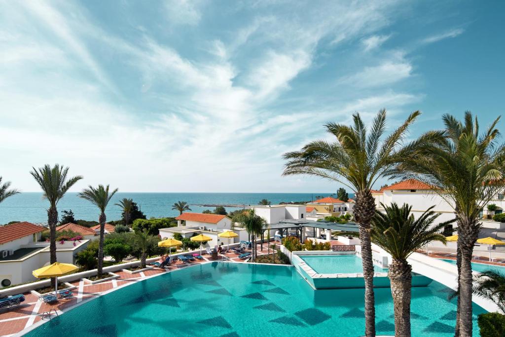 vista sulla piscina del resort di Mitsis Rodos Maris a Kiotari