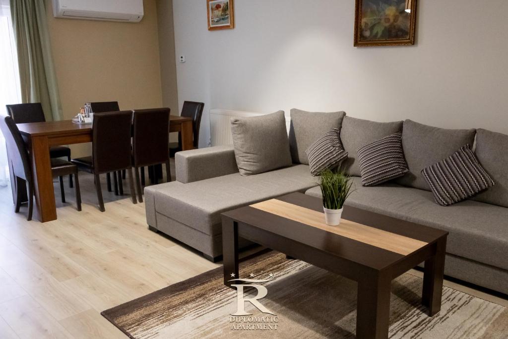 ein Wohnzimmer mit einem Sofa und einem Tisch in der Unterkunft Apartament Modern Rivulus 28 in Baia Mare