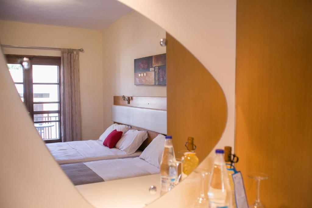Postel nebo postele na pokoji v ubytování Avra Hotel