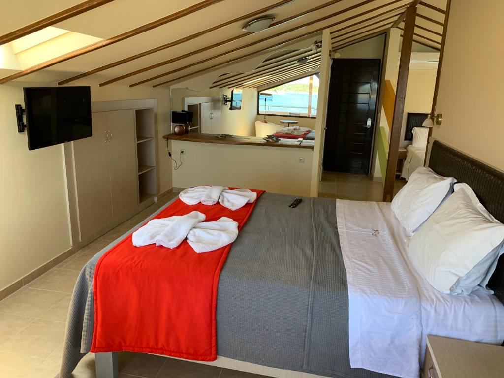 Postel nebo postele na pokoji v ubytování Avra Hotel