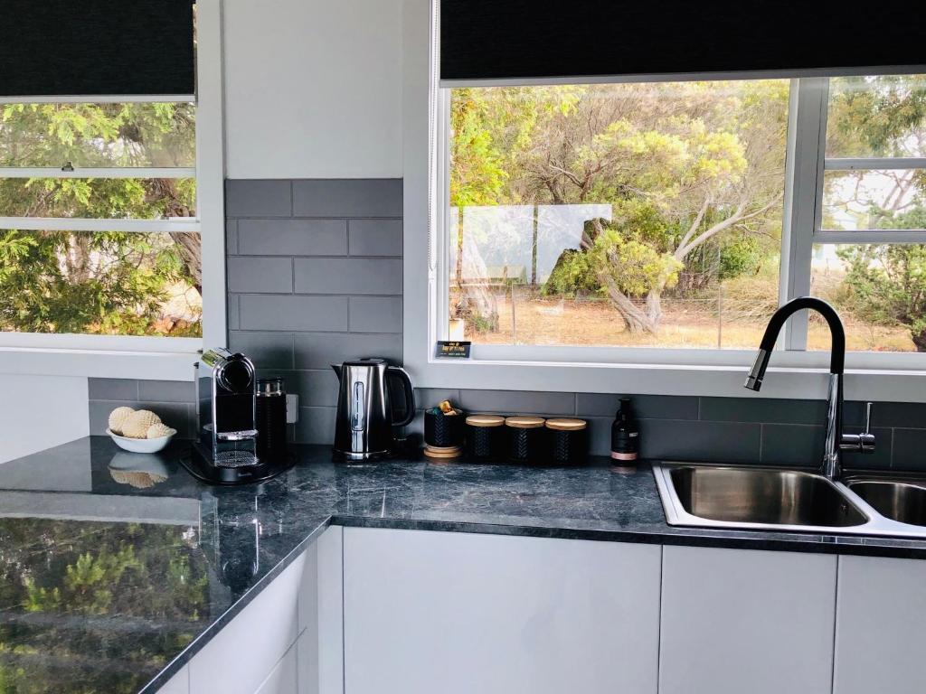Kuchyň nebo kuchyňský kout v ubytování BINALONG BRAE @ Bay of Fires Two bedroom both with ensuites