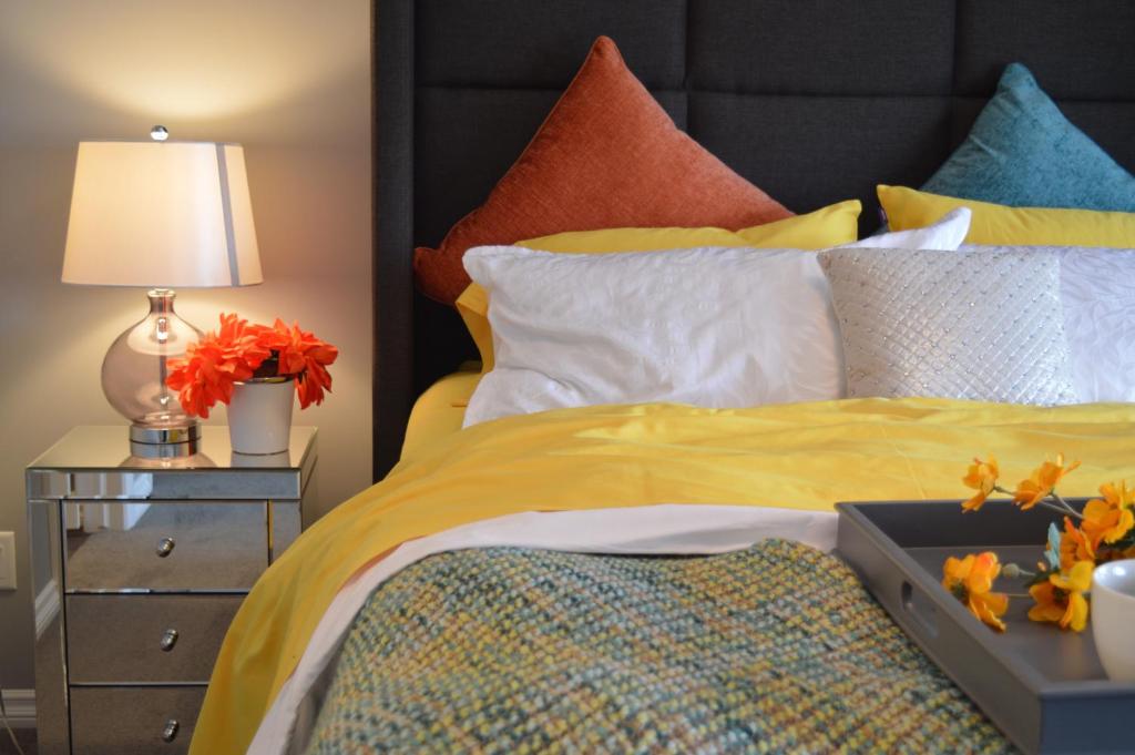 ein Schlafzimmer mit einem Bett und einem Nachttisch mit einer Lampe in der Unterkunft Apartment Erika in Oberasbach