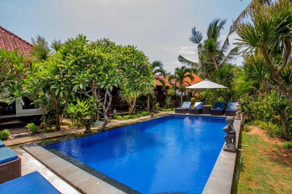 una imagen de una piscina en una villa en The Well House, en Nusa Lembongan