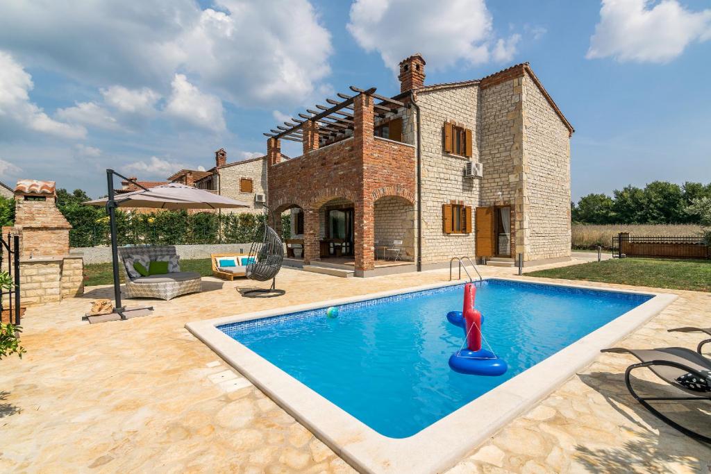 ein Pool vor einem Haus in der Unterkunft Paradis Villa Ana in Butkovići