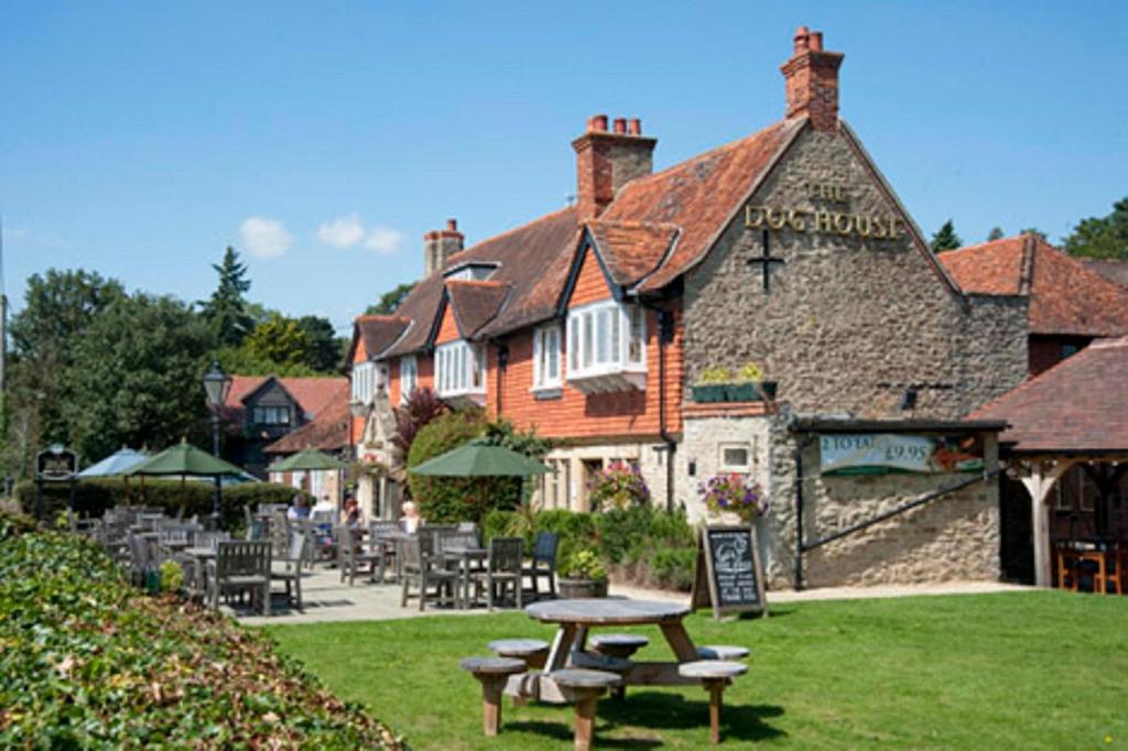 un edificio con una mesa de picnic delante de él en Dog House by Chef & Brewer Collection, en Abingdon