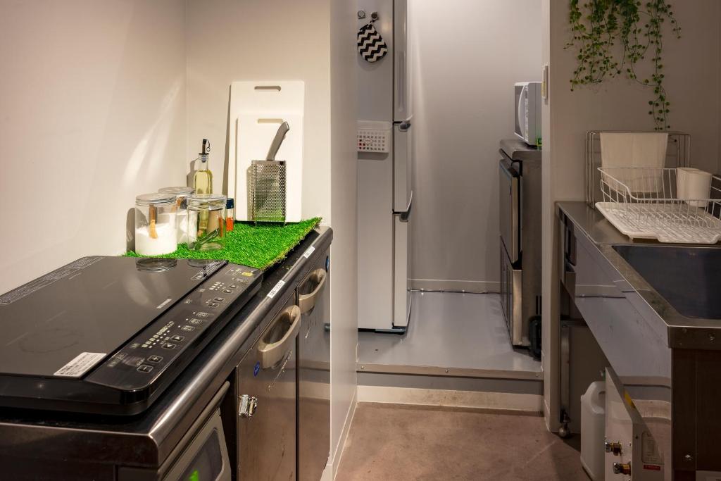 Kuchyň nebo kuchyňský kout v ubytování plat hostel keikyu minowa forest