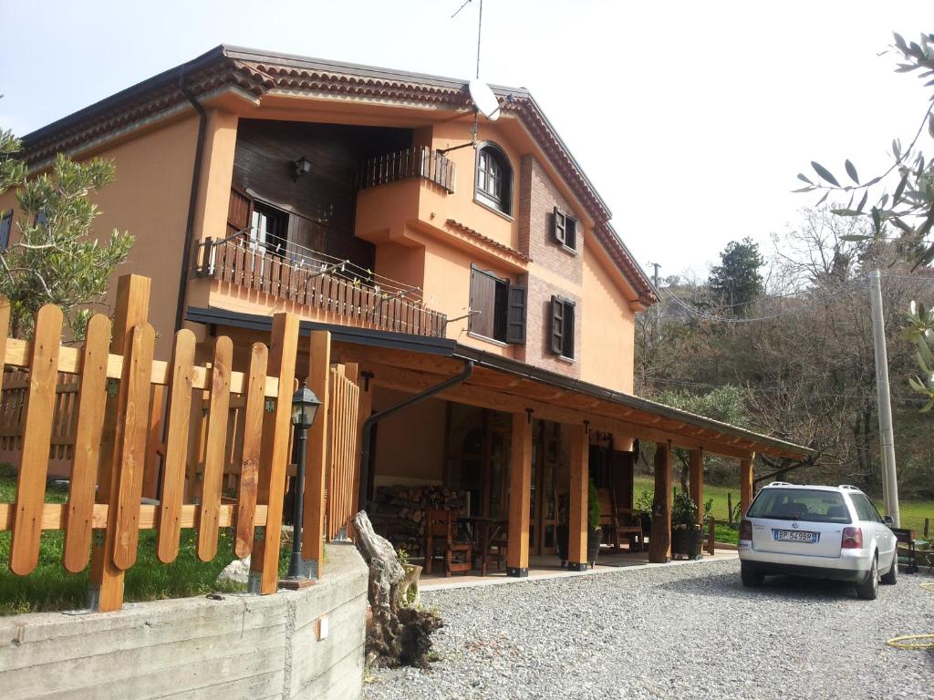 ein Haus mit einem davor geparkt in der Unterkunft Le Chalet del Pollino in Rotonda